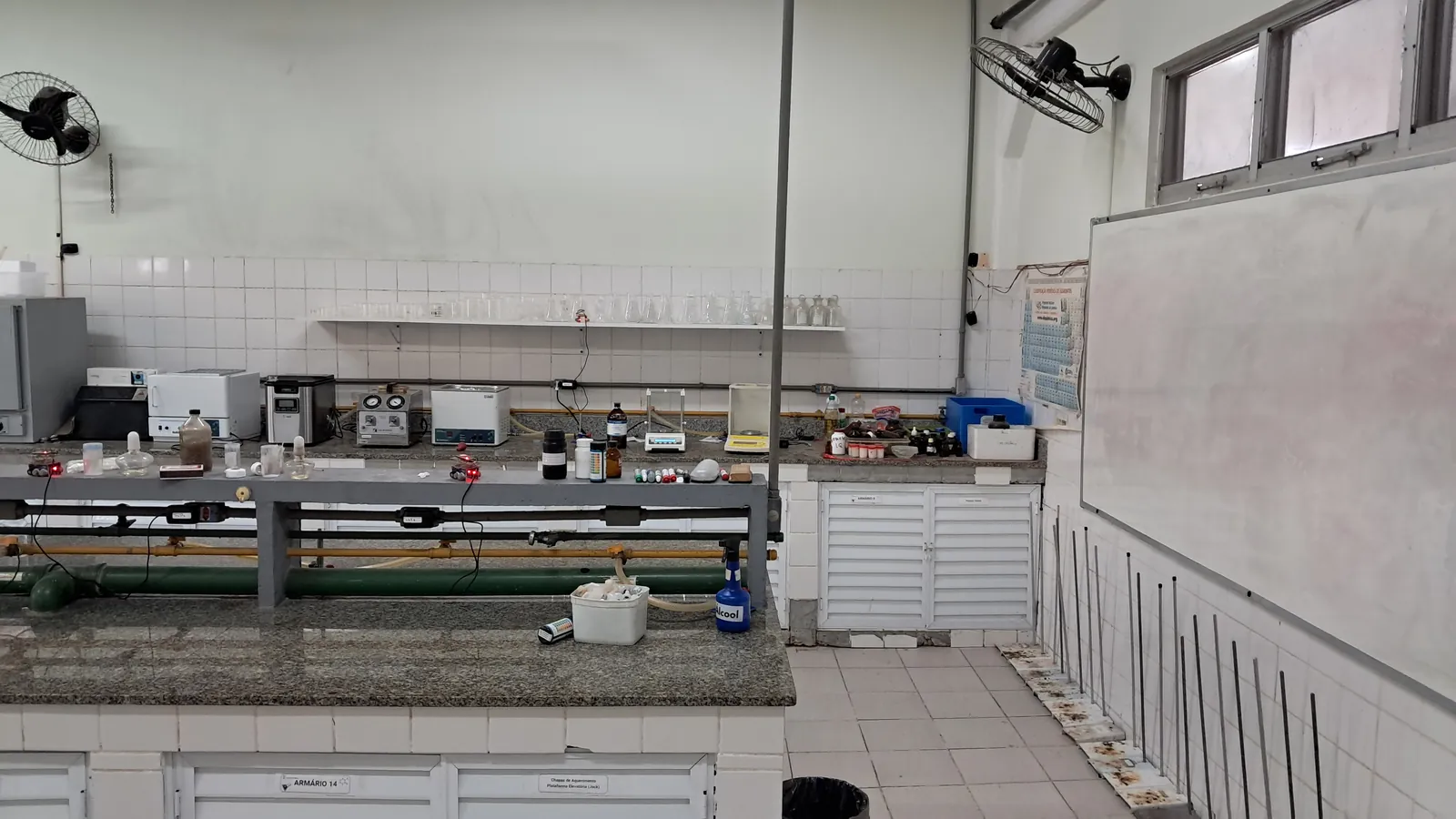 Bancadas de um laboratório de pesquisa e ensino